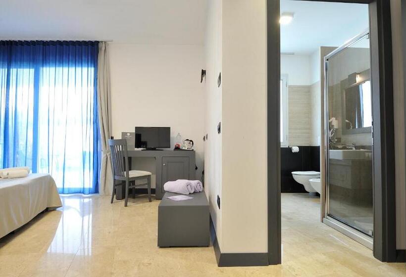 اتاق خانوادگی با چشم‌انداز جانبی دریا, Bellevue Sardinia Resort, Affiliated by Meliá