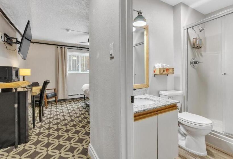 חדר סטודיו סטנדרד, Highliner Hotel  King Suite 110 Hotel Room