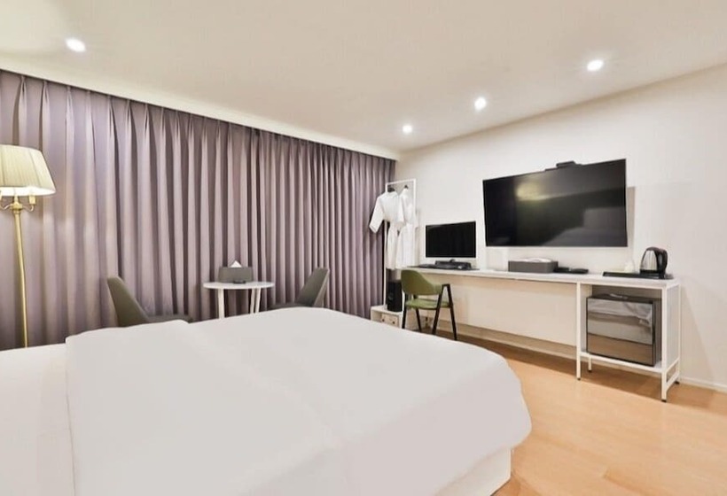 Habitació Estàndard, Beyond