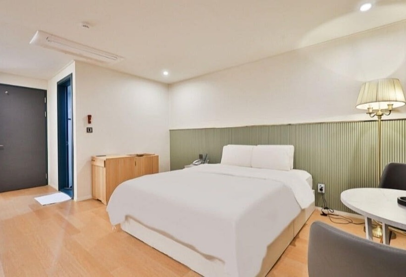 Habitació Estàndard, Beyond