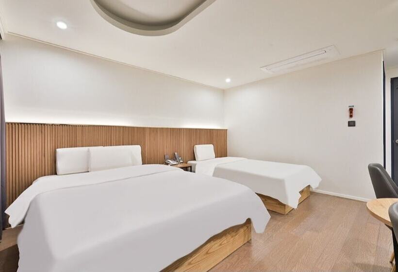 Habitació Estàndard, Beyond