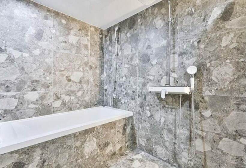 Habitació Deluxe, Beyond