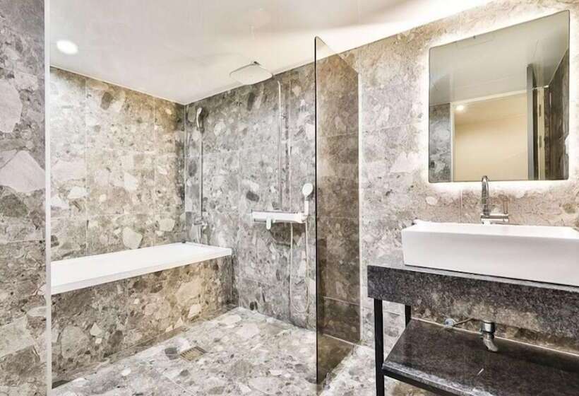 Habitació Superior, Beyond