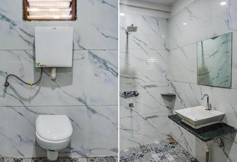 Quarto Deluxe, Fabhotel Tulsi Park   Nr Sai Baba Temple