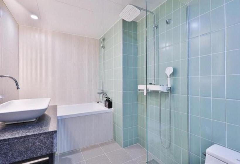 Habitació Estàndard, Beyond