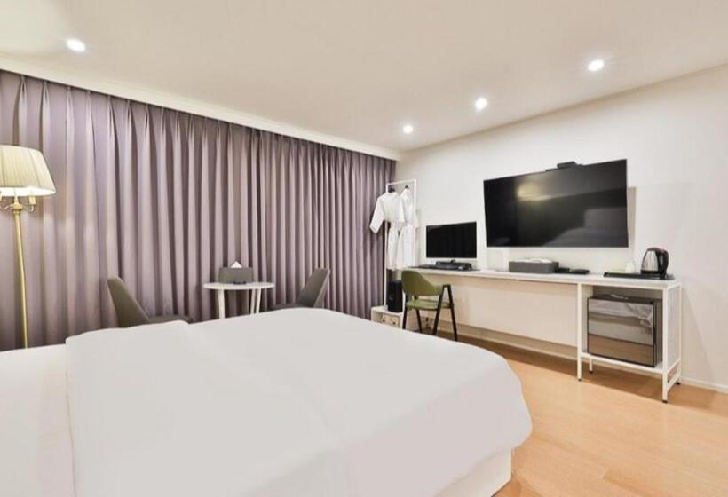 Habitació Estàndard, Beyond