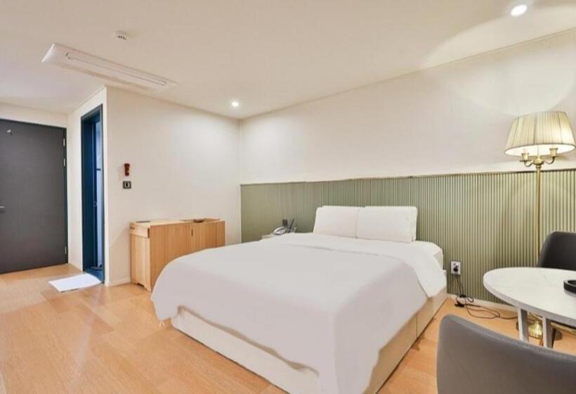 Habitació Estàndard, Beyond