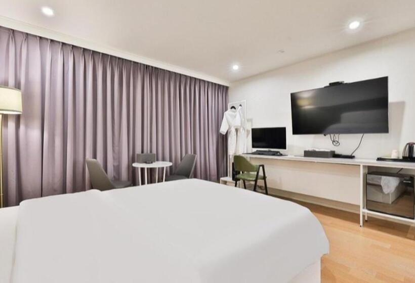 Habitació Estàndard, Beyond