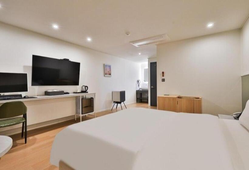 Habitació Estàndard, Beyond