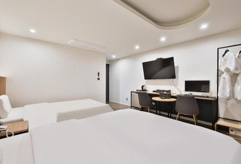 Habitació Estàndard, Beyond