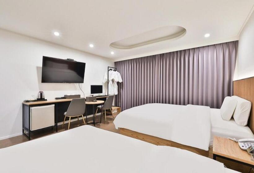 Habitació Estàndard, Beyond