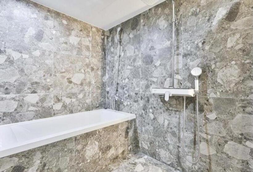 Habitació Deluxe, Beyond