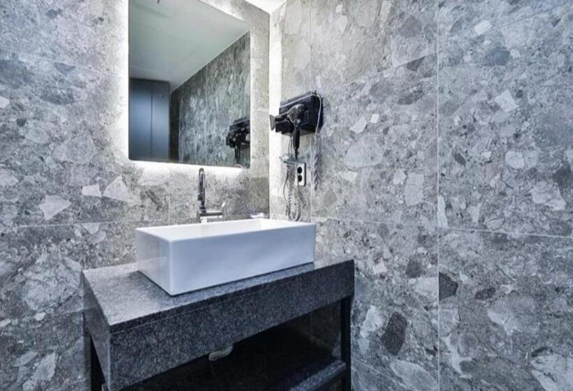 Habitació Deluxe, Beyond