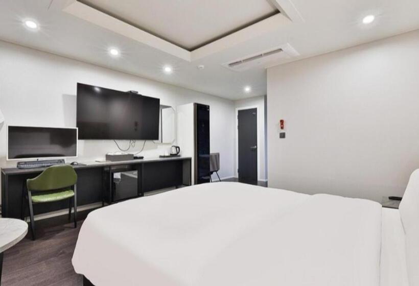 Habitació Deluxe, Beyond