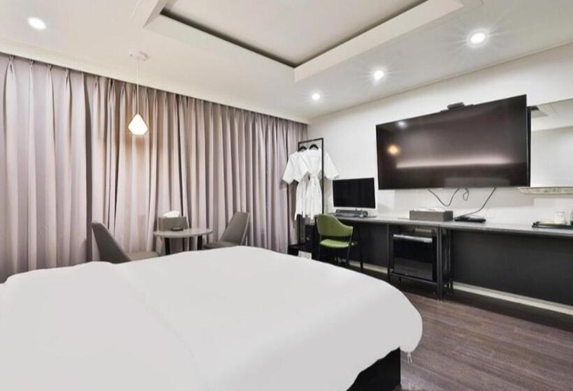 Habitació Deluxe, Beyond