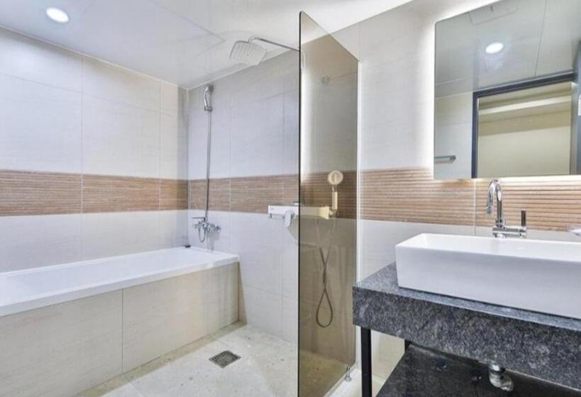 Habitació Deluxe, Beyond