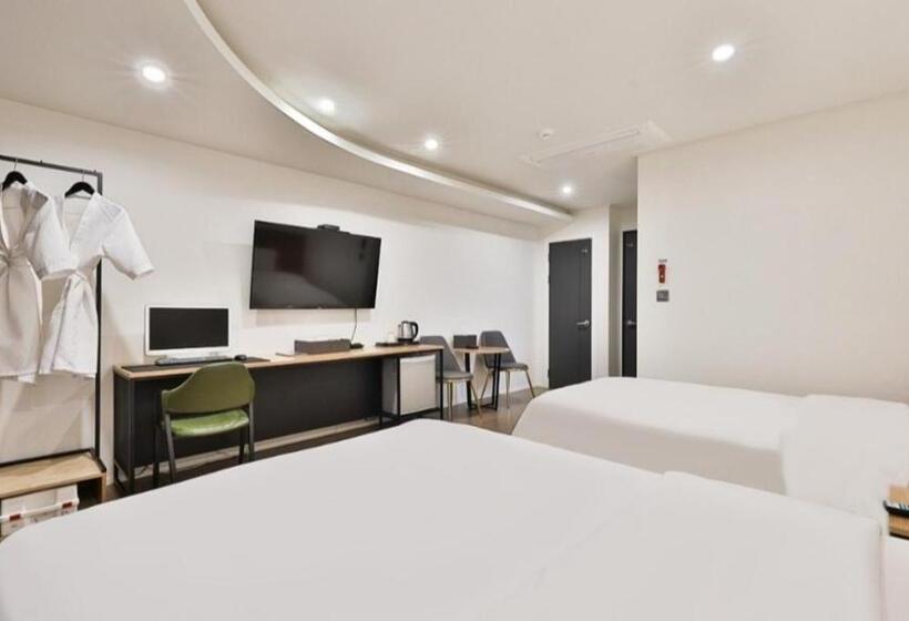 Habitació Deluxe, Beyond