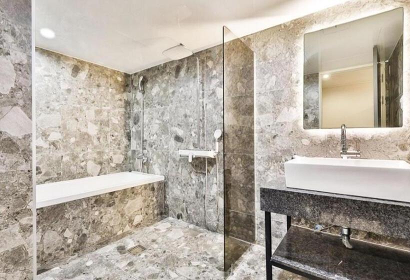 Habitació Superior, Beyond