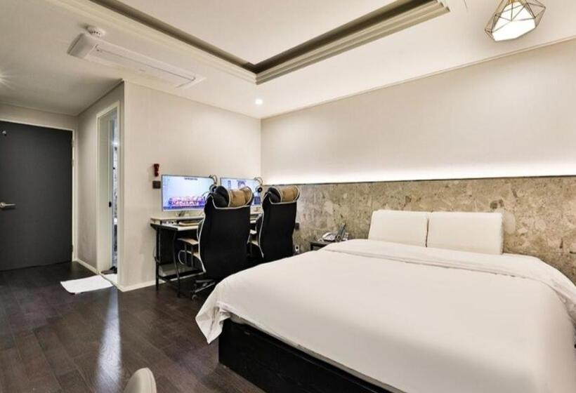 Habitació Superior, Beyond