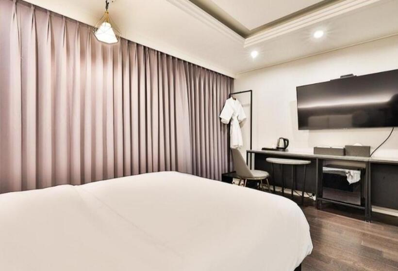 Habitació Superior, Beyond