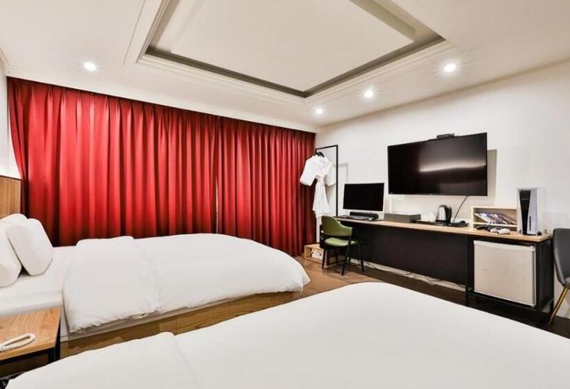 Habitació Superior, Beyond