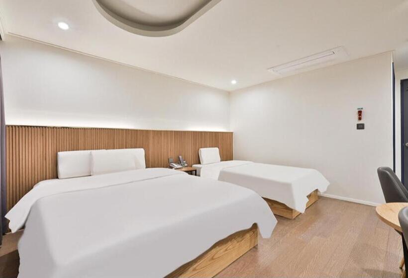 Habitació Estàndard, Beyond