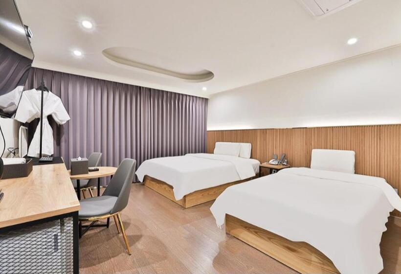 Habitació Estàndard, Beyond