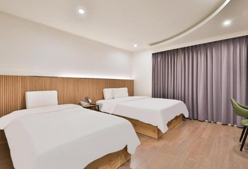 Habitació Deluxe, Beyond