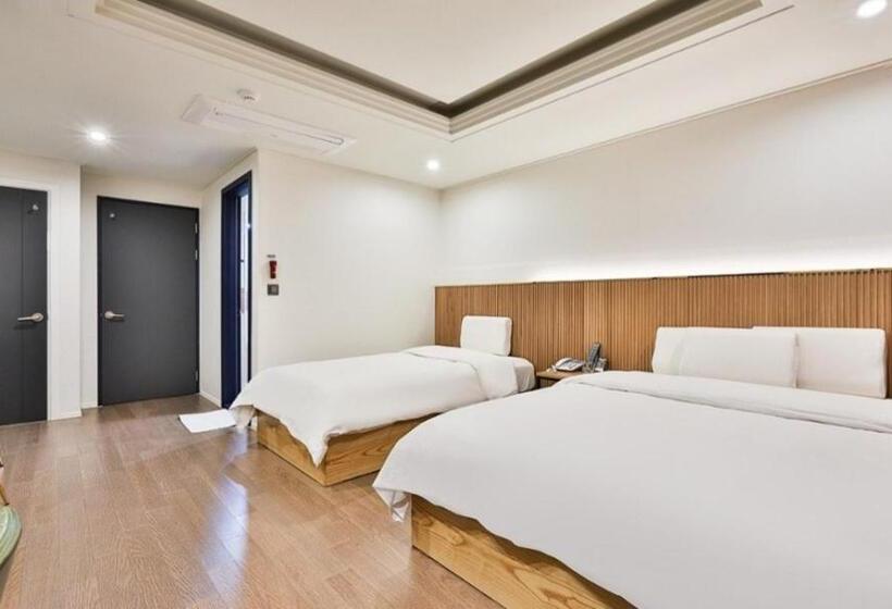 Habitació Superior, Beyond