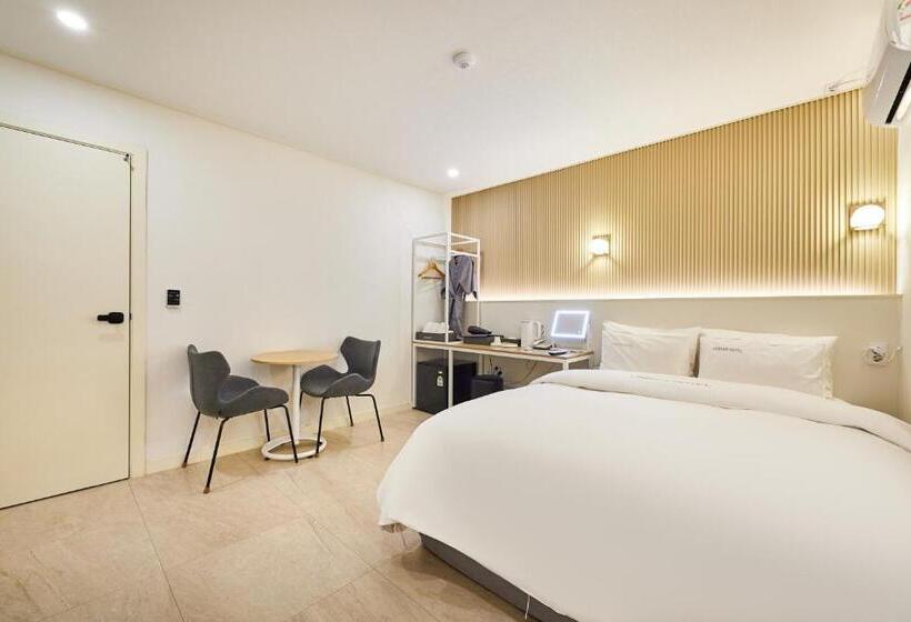 חדר דלוקס, Urban