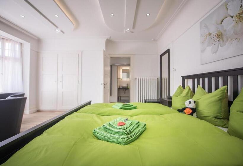 小型豪华套房, Max Aviation Villa & Apartments