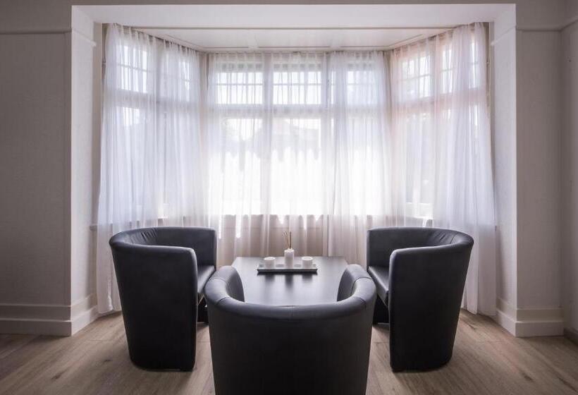 小型豪华套房, Max Aviation Villa & Apartments