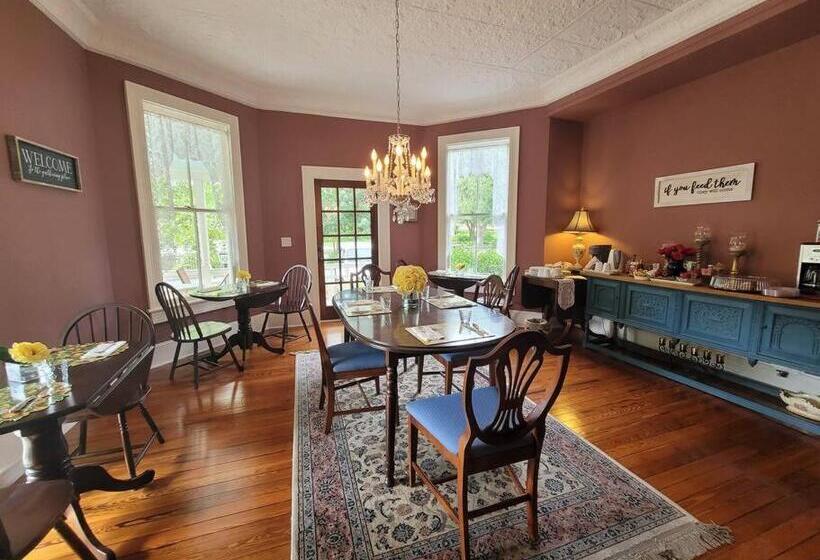 اتاق استاندارد, Briar Rose Room At Camellia Rose Inn Downtown