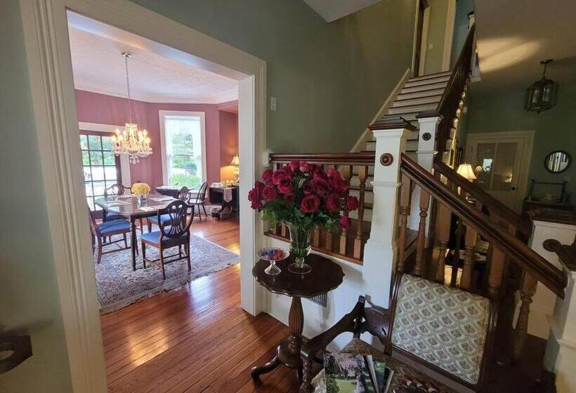 اتاق استاندارد, Briar Rose Room At Camellia Rose Inn Downtown