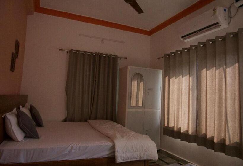 Habitació Triple Clàssica, Flow House