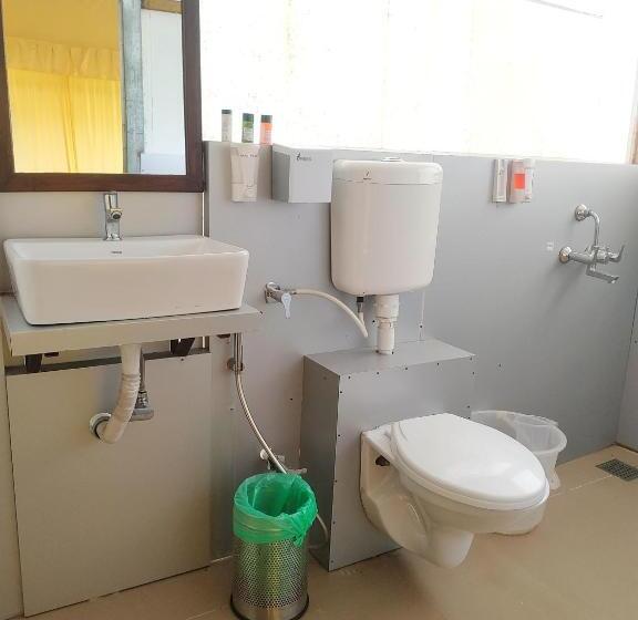 كوخ قياسي, Riverside County Resort