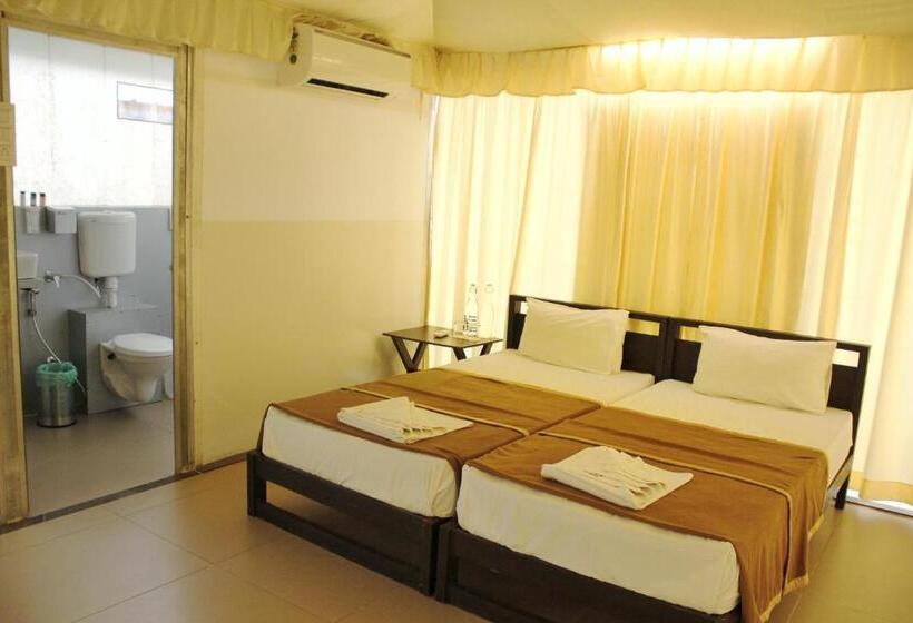 كوخ قياسي, Riverside County Resort