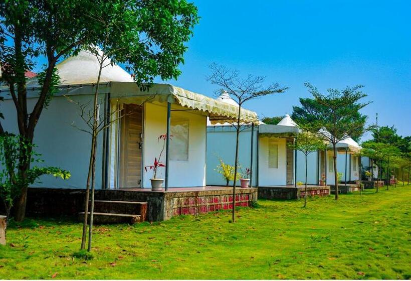 كوخ قياسي, Riverside County Resort