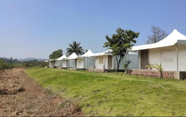 كوخ قياسي, Riverside County Resort