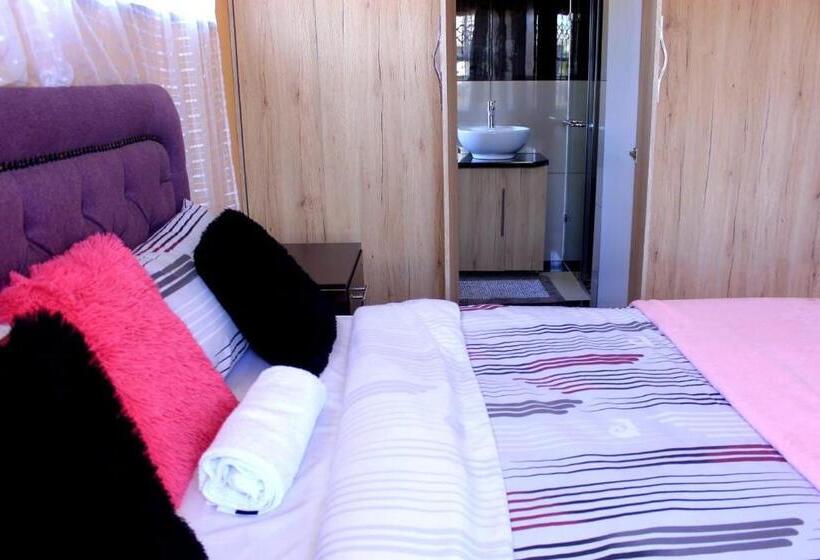 غرفة قياسية, Joyous Lodges