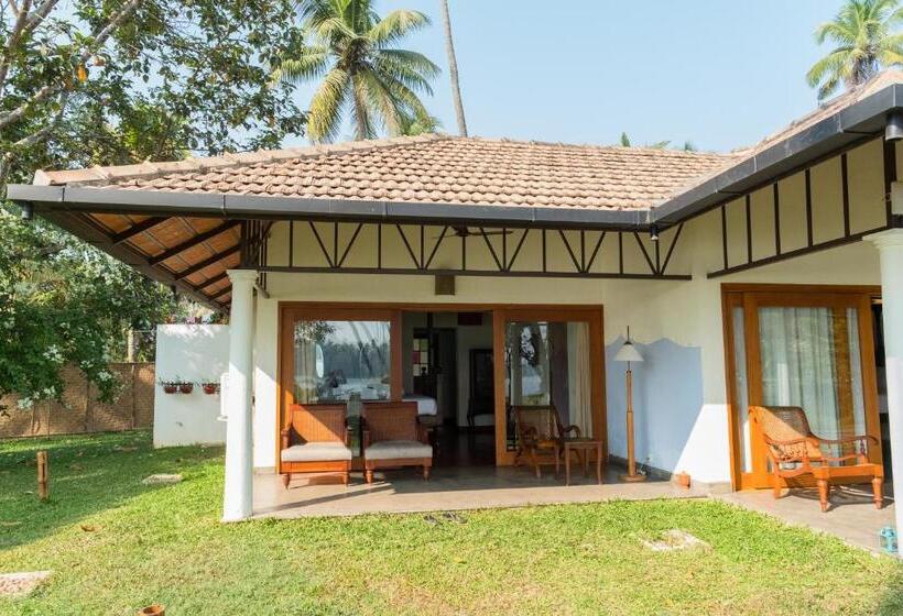 Deluxe room with river view, Cranganor History Café & Riverside Château
