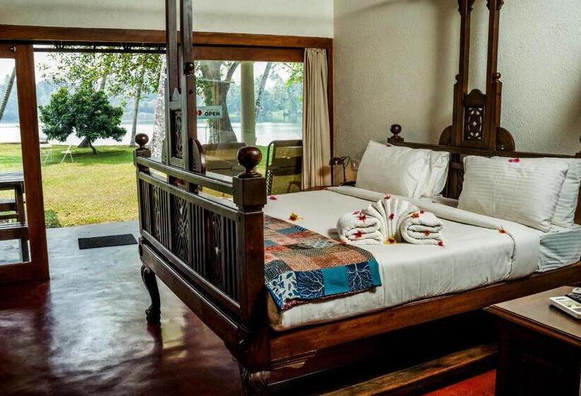 Deluxe room with river view, Cranganor History Café & Riverside Château