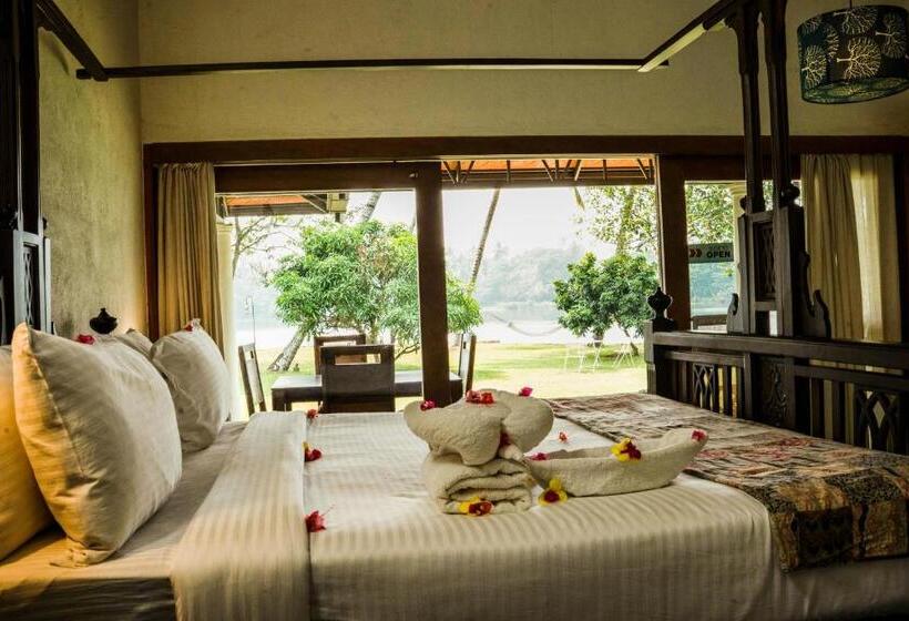 اتاق لوکس با وان آب گرم, Cranganor History Café & Riverside Château