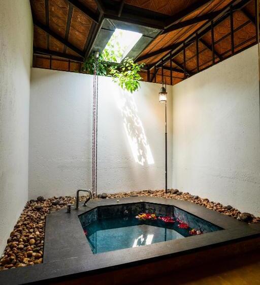 اتاق لوکس با وان آب گرم, Cranganor History Café & Riverside Château