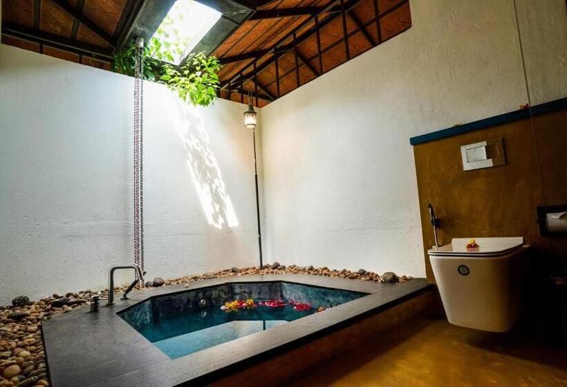 اتاق لوکس با وان آب گرم, Cranganor History Café & Riverside Château