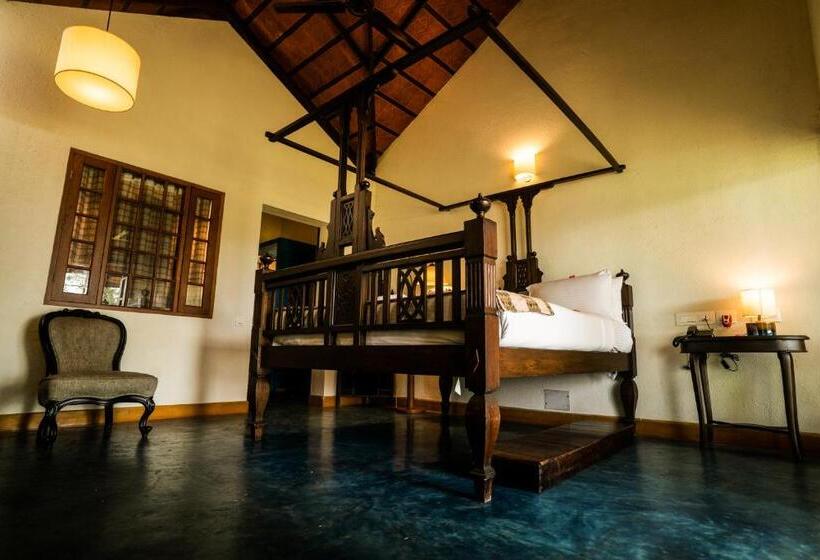 اتاق لوکس با وان آب گرم, Cranganor History Café & Riverside Château