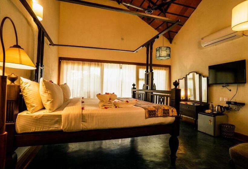 اتاق لوکس با وان آب گرم, Cranganor History Café & Riverside Château