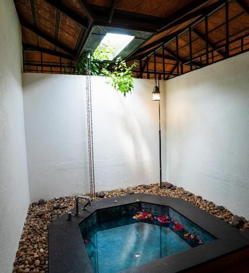 اتاق لوکس با وان آب گرم, Cranganor History Café & Riverside Château