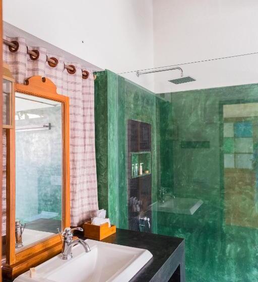 اتاق لوکس با چشم‌انداز دریاچه, Cranganor History Café & Riverside Château