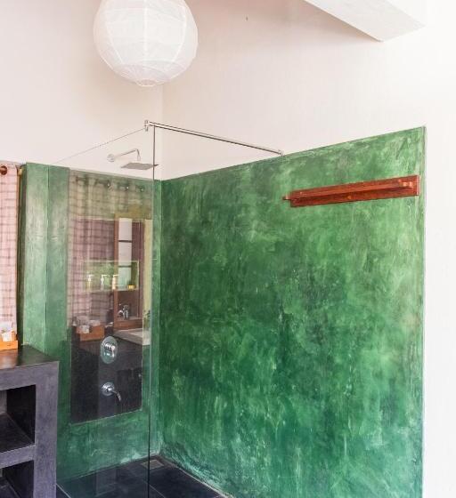 اتاق لوکس با چشم‌انداز دریاچه, Cranganor History Café & Riverside Château